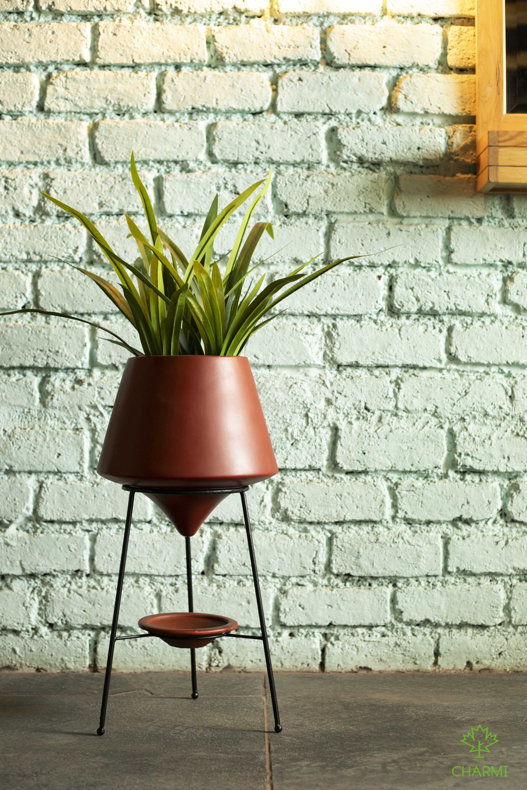 Poeira planter online at Charmi
